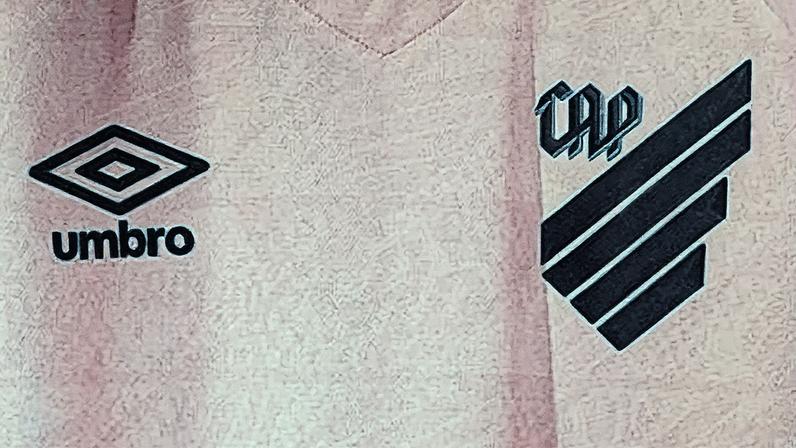 Athletico divulga camisa "Outubro Rosa". Foto: Divulgação/Athletico