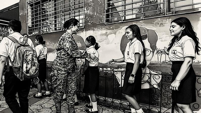La ministra de Educación salvadoreña, Karla Trigueros, saludaba a alumnas de un colegio a la entrada a su centro, el pasado 29 de agosto.