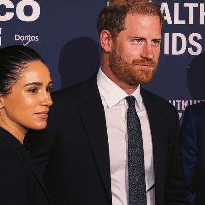 Príncipe Harry toca nas nádegas de Meghan Markle no tapete vermelho