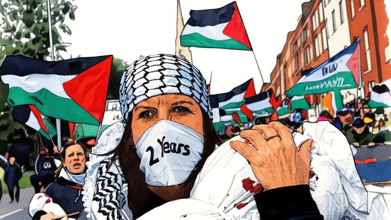 Una manifestante en una marcha en apoyo a Palestina en Dublín con una mascarilla en la que se lee “Dos años”, en referencia al aniversario del inicio de la guerra en Gaza, este sábado.