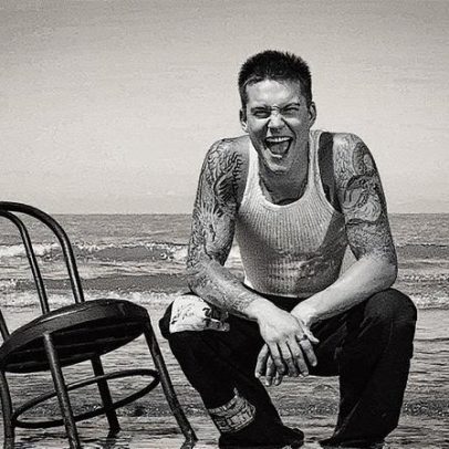 Cameron Whitcomb aborda superação em álbum intitulado O Caminho Difícil
