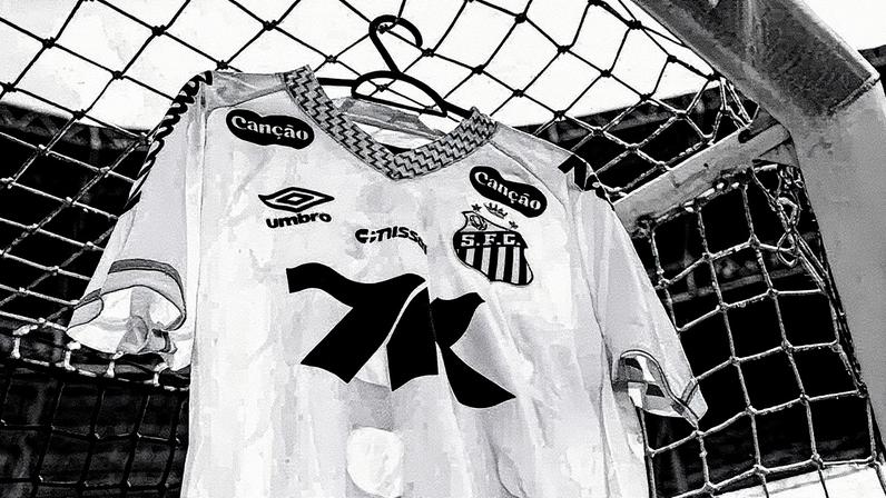 Camisa do Santos com patch em homenagem ao Rei Pelé para jogo contra o Botafogo (Fotos: Divulgação / Santos)