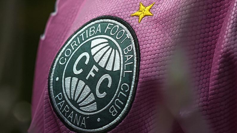 A nova camisa Outubro Rosa do Coritiba. Foto: Julio Bernardo/Coritiba