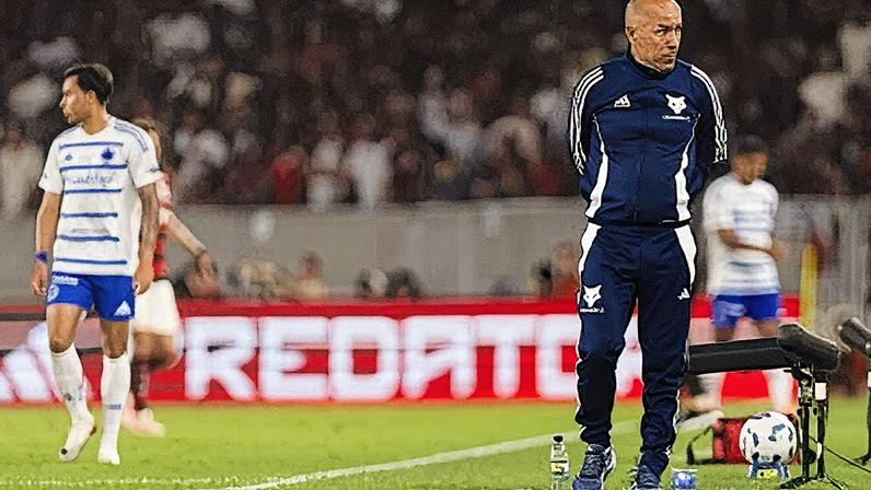 Leonardo Jardim durante a partida entre Flamengo e Cruzeiro • Thaís Magalhães/Cruzeiro