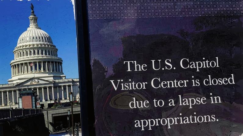 Cartel que anunciaba este miércoles a los turistas que el Capitolio está cerrado a las visitas, debido al cierre del Gobierno. Nathan Howard (REUTERS)