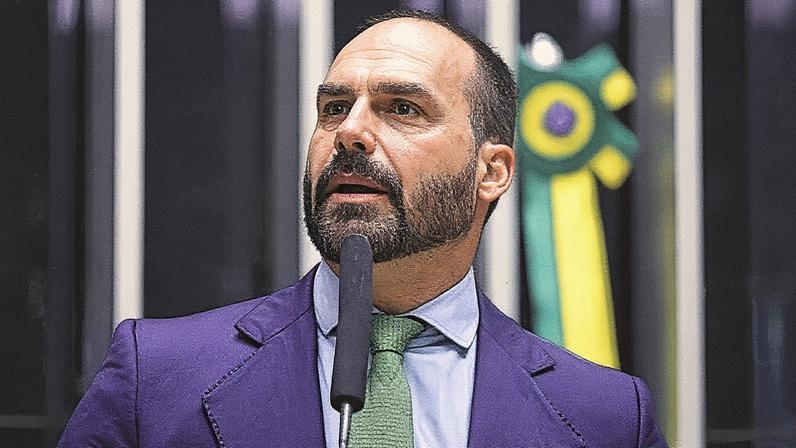A manobra do PL para tentar evitar que a Câmara casse Eduardo Bolsonaro por faltas