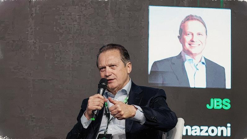 Complexidade regulatória e fiscal limita competitividade do Brasil, diz CEO da JBS | Gilberto Tomazoni, CEO global da JBS, no painel "Uma Agenda de Desenvolvimento do Brasil", no Bloomberg Línea Summit 2025, em São Paulo, em 27 de outubro (Foto: Bloomberg Línea)