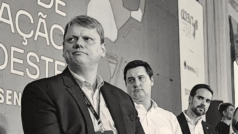 Tarcísio de Freitas (Republicanos), Ratinho Jr. (PSD) e Eduardo Leite (PSDB), na foto, junto com Ronaldo Caiado (União), recusam tentativa de Lula de dividir a responsabilidade pela inflação dos alimentos, que aflige os brasileiros e derruba a popularidade do presidente. (Foto: Ricardo Rimoli/Governo do Estado de SP)