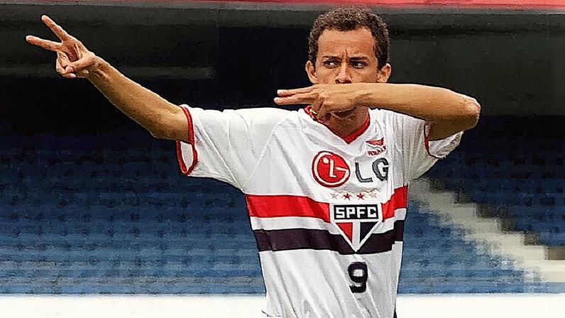 França comemora um de seus dois gols na goleada tricolor por 4 a 0 sobre o Grêmio, em 1999 — atuação de gala no Olímpico. (Arquivo Histórico do São Paulo)