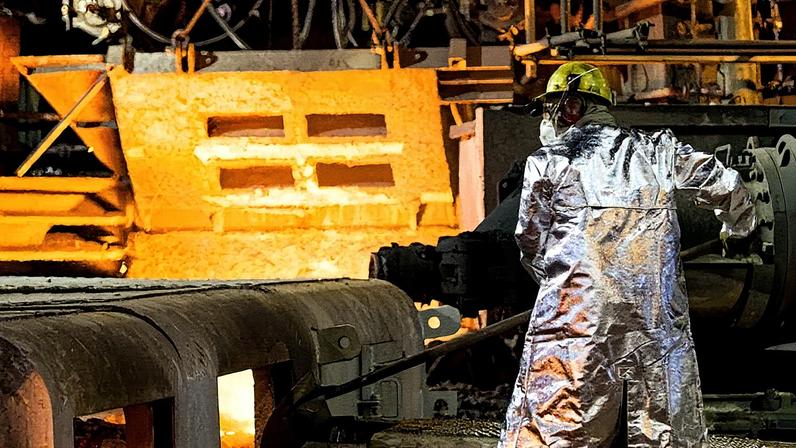 Funcionário trabalha no alto-forno da Usiminas em Ipatinga, Minas Gerais
