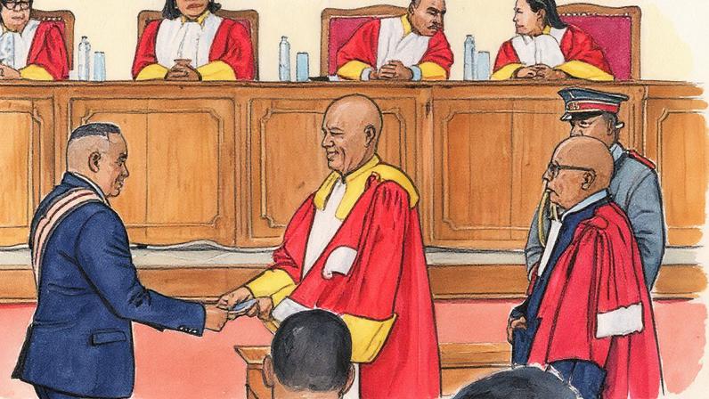 Los jueces del Tribunal Constitucional Supremo de Madagascar felicitan a Randrianirina en la sala principal del Tribunal Constitucional Supremo de la nación, en Antananarivo (Madagascar), este viernes.