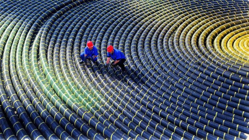 Cabos submarinos: funcionários produzem cabos submarinos na empresa chinesa Qingdao Hanhe Cable (Getty Images)