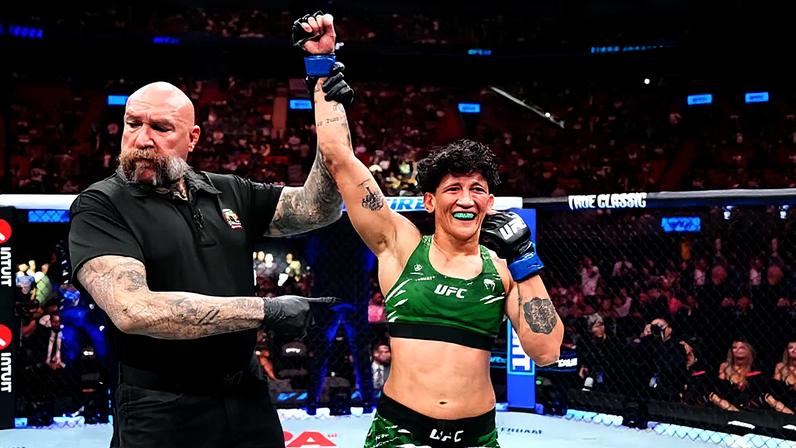 Virna Jandiroba comemora vitória sobre Yan Xiaonan no UFC 314. (Foto por Jeff Bottari/Zuffa LLC)