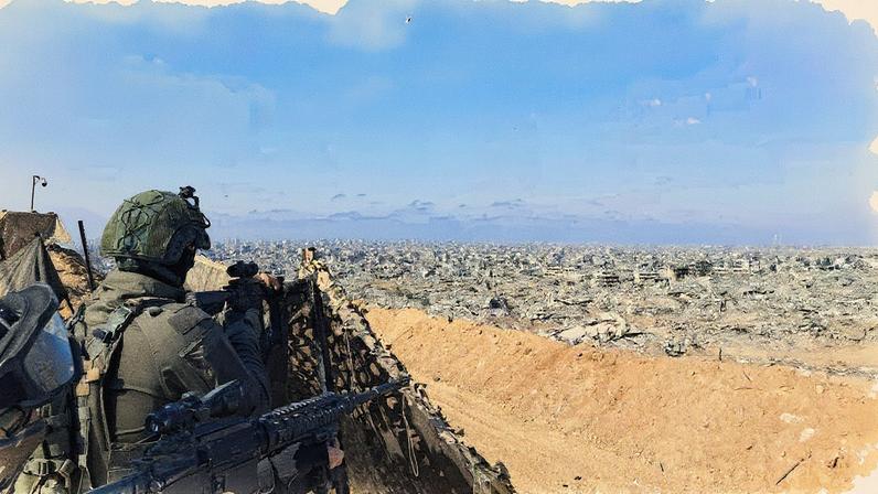 Bloques de hormigón con los que el ejército israelí marca la línea amarilla dentro de Gaza, este martes frente a la barrera fronteriza. Imagen sometida a las normas de la censura militar israelí.