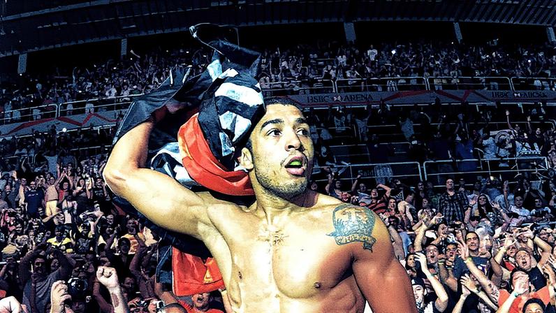 José Aldo caiu nos braços da galera no UFC Rio (Foto de Alexandre Loureiro/Lancepress)