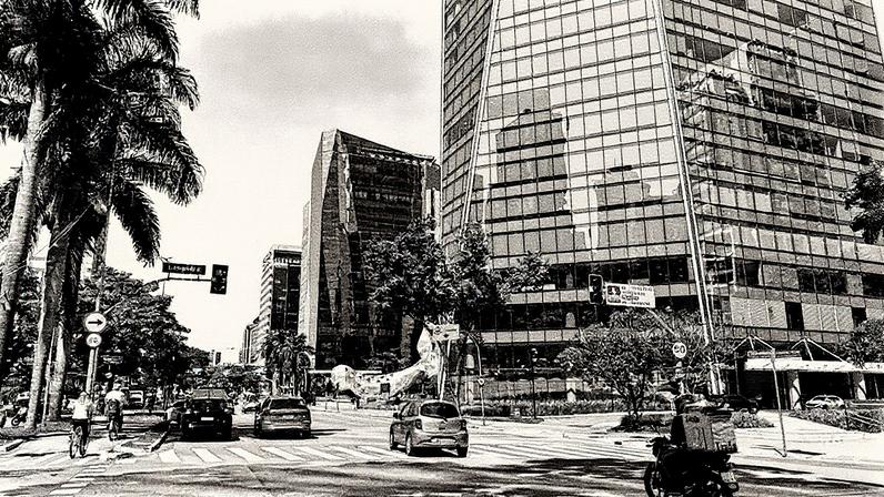 Verde, Absolute e Kapitalo aumentam apostas em Brasil após ganhos em setembro | Av. Faria Lima, em São Paulo: O IHFA, índice de hedge funds da Anbima, registrou alta de 1,8% em setembro, acima do ganho da referência do CDI, de 1,2%. (Filipe Serrano/Bloomberg Línea) (Filipe Serrano/Bloomberg Línea)