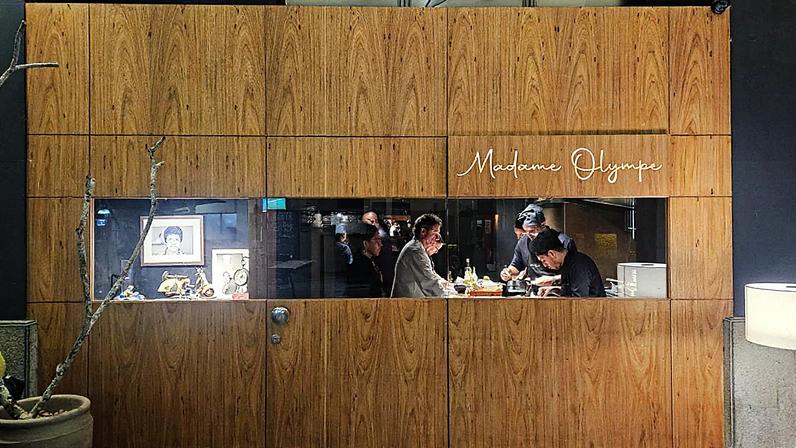 Fachada do Madame Olympe, nova empreitada do chef Claude Troisgros no Rio • Fabio Wright