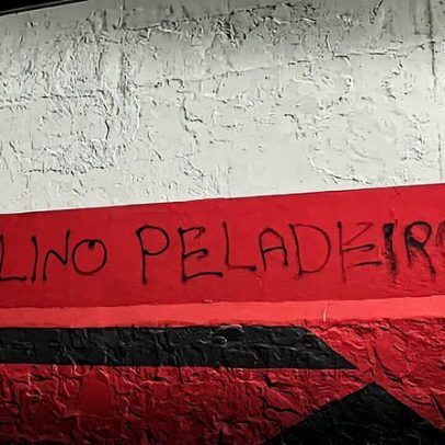 Muro da sede do Flamengo é pichado em protesto contra Samuel Lino