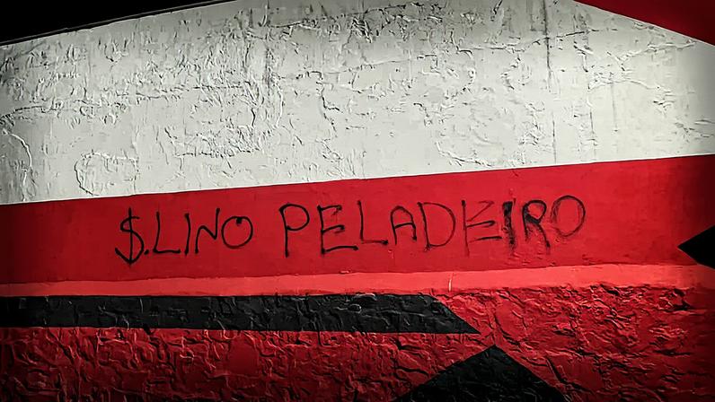 Muro da sede do Flamengo na Gávea é pichado com crítica a Samuel Lino (Foto: Maurício Luz / Lance!)