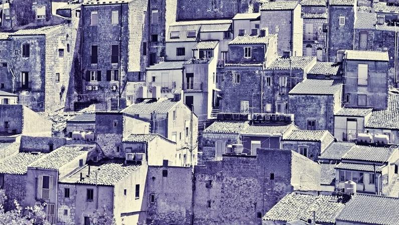 Vida em cidade italiana com casas a 1 euro revela o cotidiano