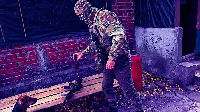 Oleksi, militar de 44 años, prepara un dron en su posición subterránea en los alrededores de Kupiansk.
