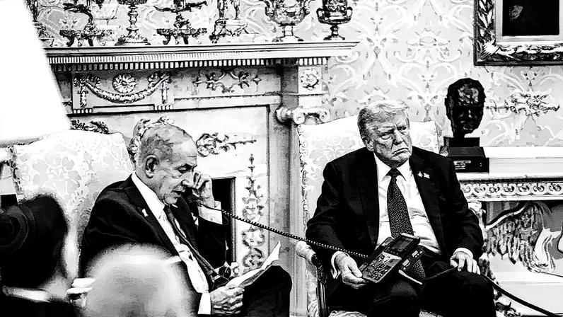 Netanyahu sujetando el teléfono durante la llamada con Qatar, el lunes.