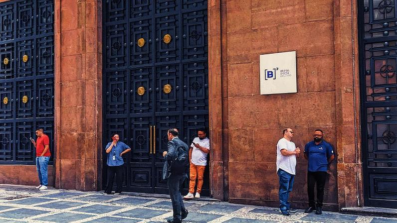 Gol e Banco Pan preparam saídas da bolsa e reforçam retração de empresas listadas | Centro de operações da B3, no antigo prédio da BM&F, no centro histórico de São Paulo: mercado de ações sofre onda de fechamento de capital. (Foto: Tuane Fernandes/Bloomberg) (Bloomberg/Tuane Fernandes)