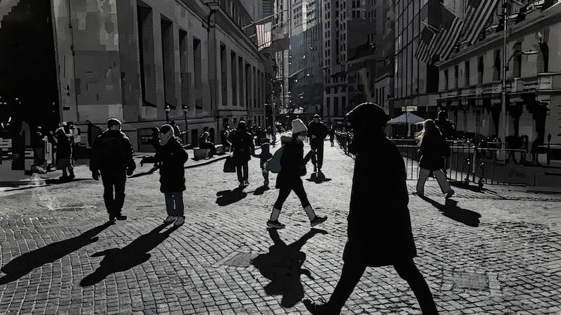 Sequoia Capital investe em ferramenta de IA que promete substituir junior bankers | Pedestres em Wall Street: ferramenta usa IA para realizar tarefas que são parte central do trabalho de analistas juniores em bancos investimento. (Foto: Michael Nagle/Bloomberg) (Bloomberg/Michael Nagle)