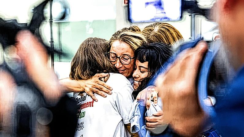 Reyes Rigo (centro) abraza a Nicole León (derecha) y otra compañera a su llegada a Madrid, este lunes.