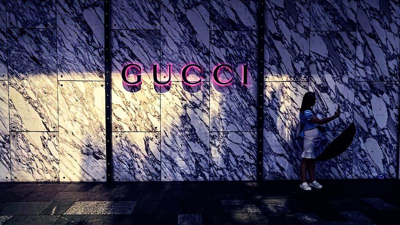 Dona da Gucci vende divisão de beleza à L’Oréal por € 4 bi e avança em reestruturação | Os papéis da Kering, dona da Gucci, avançaram 87% desde que De Meo foi nomeado CEO em 16 de junho. (Foto: Raul Ariano/Bloomberg)
