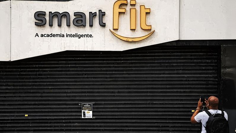 Homem tira foto de fachada de unidade da Smart Fit em São Paulo