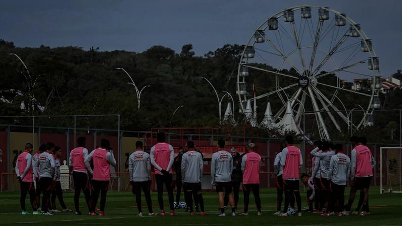 Jogadores do Internacional na academia do CT Parque Gigante (Foto: Ricardo Duarte/SC Internacional)