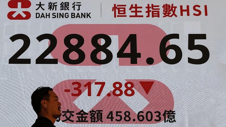 Telão com cotações acionárias em Hong Kong