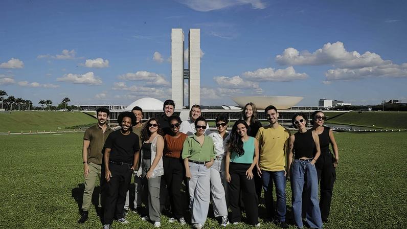 O programa de trainee do Poder360 colocará os trainees em contato com os conceitos básicos sobre os Três Poderes; haverá ênfase em temas relevantes como negócios, economia, energia, infraestrutura e saúde