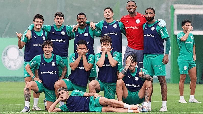 Os jogadores Raphael Veiga, Joaquín Piquerez, Allan, Emiliano Martínez, Carlos Miguel e Micael (E/D em pé) e Mauricio, Ramón Sosa, Vitor Roque, Agustín Giay e Gustavo Gómez (E/D agachados), da SE Palmeiras, durante treinamento, na Academia de Futebol • Foto: Cesar Greco/Palmeiras/by Canon