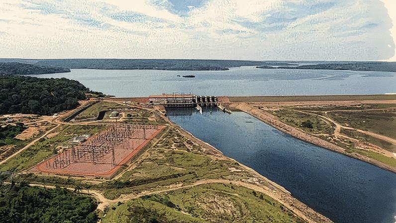 Fragilidade. O documento incorpora uma investigação do Ministério Público e aponta falhas na manutenção da usina. Os Munduruku dependem do rio para sobreviver – Imagem: UHE Colíder/GOVMT e Caio Mota/Coletivo Proteja