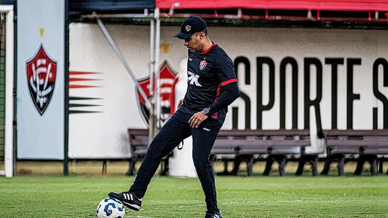 Jair Ventura em treino do Vitória (Foto: Victor Ferreira / EC Vitória)
