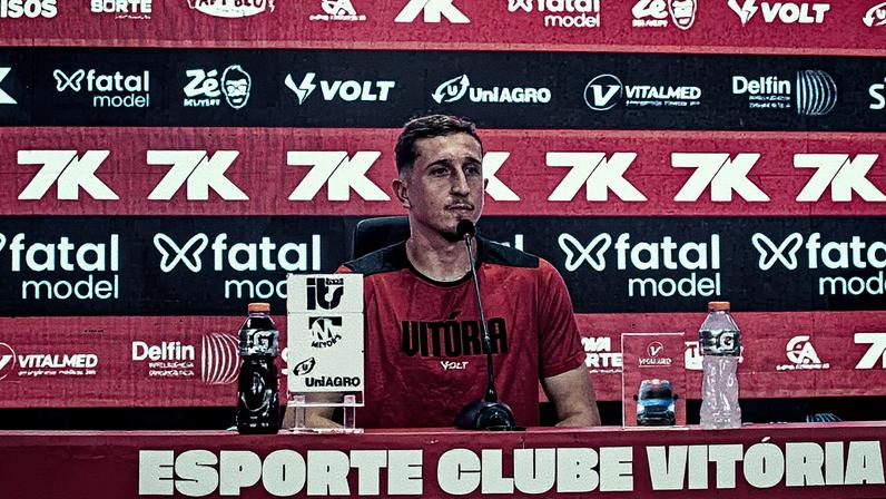 Thiago Couto em entrevista coletiva pelo Vitória (Foto: Victor Ferreira / EC Vitória)