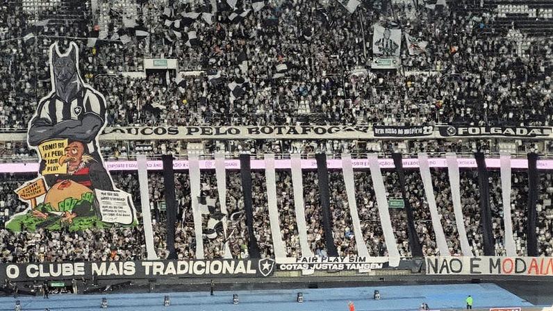 Provocações da torcida do Botafogo ao Flamengo (Foto: Leonardo Bessa/Lance!)