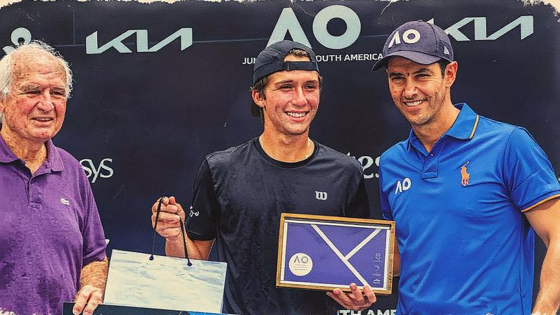 Thomaz Koch (e) e André Sá durante premiação na Rio Tennis Academy (Divulgação)