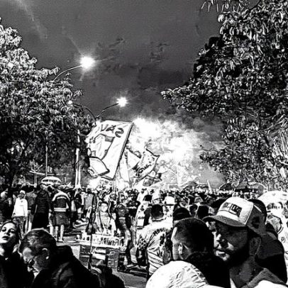 Torcida recebe Palmeiras com corredor de fumaça antes da decisão