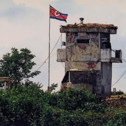 Soldado da Coreia do Norte foge para o Sul pela fronteira fortemente vigiada