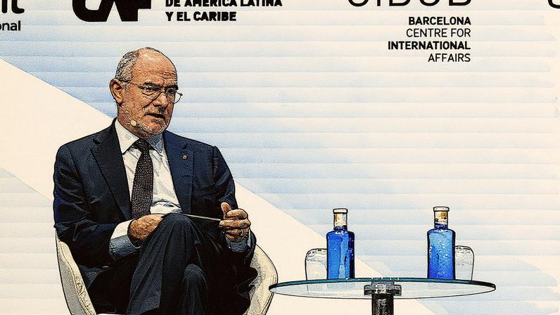 El consejero de la Generalitat, Jaume Duch, durante su diálogo con el director adjunto de EL PAÍS en Catalunya.