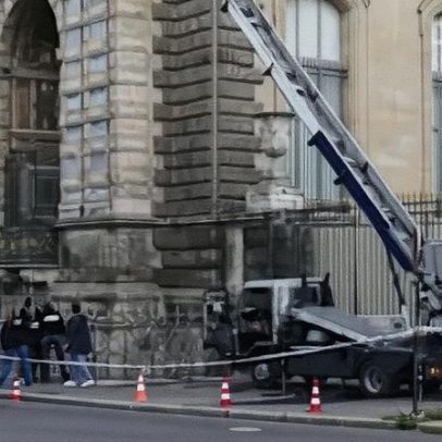 Fabricantes de elevadores usados no roubo ao Louvre lançam campanha