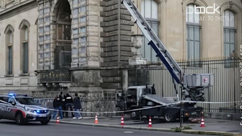 The ad, posted by manufacturer Böcker Maschinenwerke, features the cherry picker used in the Louvre robbery Credit: Instagram / @boeckermaschinenwerke