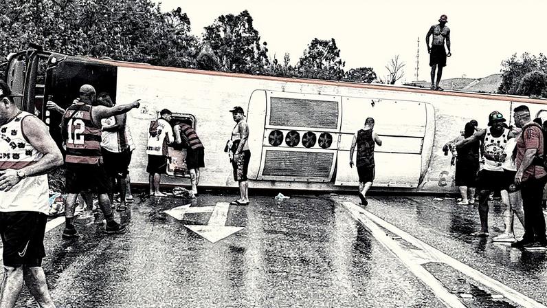Drama na Dutra: acidente com flamenguistas deixa 46 feridos. Foto: Reprodução X