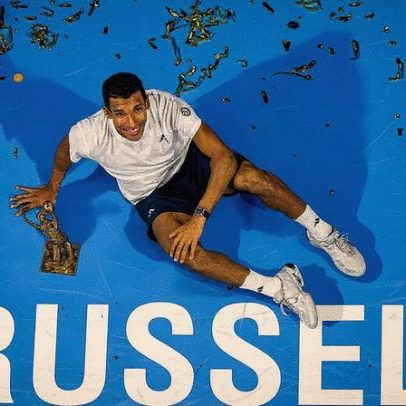 Aliassime vence duelo com dois desempates e três sets em Bruxelas