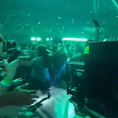 Billie Eilish é arrastada ao chão por fã durante show em Miami