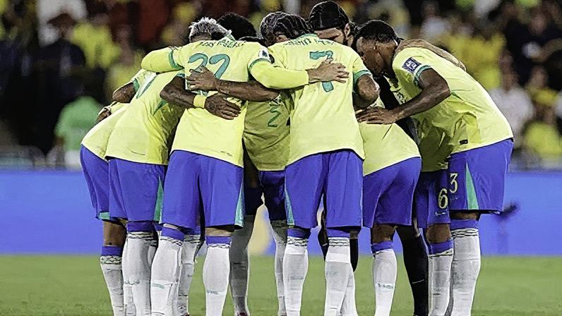 Equipe titular do Brasil reunida antes do jogo contra o Chile, pelas Eliminatórias • Rafael Ribeiro/CBF