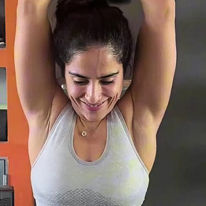 Camilla Camargo exibe tanquinho definido em treino; assista